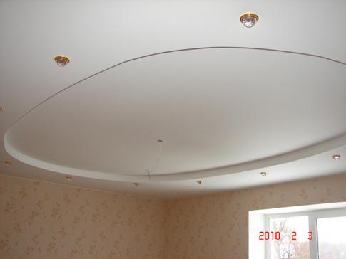 белый сатиновый натяжной потолок в гипсокартоне