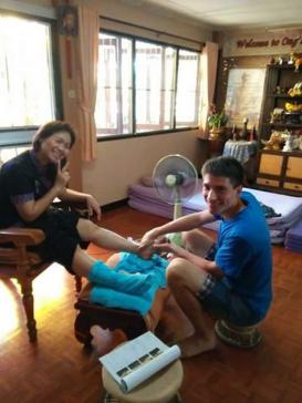 массаж стоп и рефлексотерапия. сдаю экзамен хозяйке школы Г Чианг Май, Таиланд