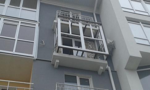 Французский балкон с выносом по плите на Стрелецкой набережной  (в процессе работы)
