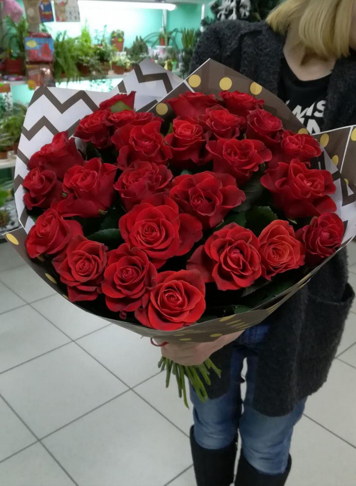 Купи букет з червоних троянд.