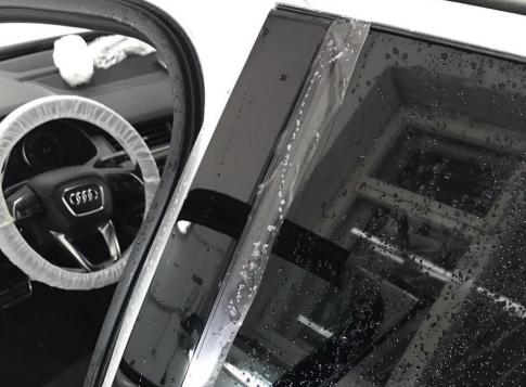Audi Q7 Защита центральных глянцевых стоек от царапин 