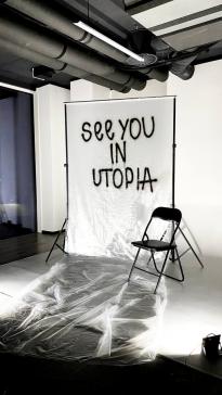 Новая локация под названием «see you in utopia» состоит из прозрачной пленки натянутой на перекладину со стойками. Стул, баллончик, прожекторы идут в комплекте. + возможность добавления декора.  Концепция подталкивает на открытость к экспериментам в подборе образа и концепции фотосъемки. Стилистика локации предрасполагает к тематике Digital с элементами футуризма. Она станет для вас незаменимым элементом в съёмках с образами high fashion.