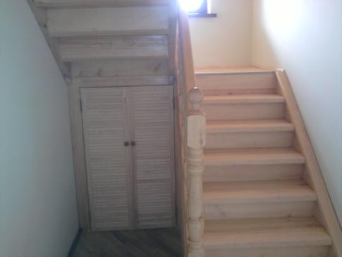Изготовление и установка деревянной лестницы