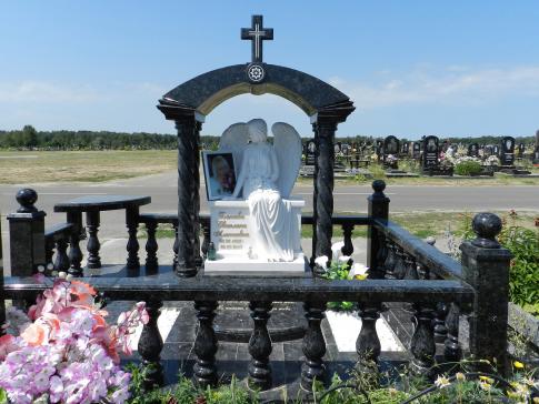 Комплекс установлен в 2019 г.  Выполнен из лабрадорита, ангел мрамор "Сивек"