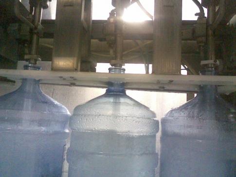 6. Именно так вымытая бутылка заполняется артезианской питьевой водой «Эталон».
