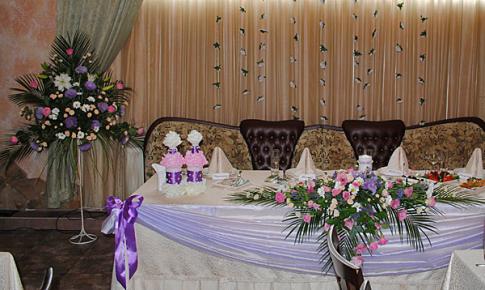 Свадебный дизайн помещения: оформление свадебного стола Молодых, цветы на праздник, букеты, украшение свадебных бутылок.
