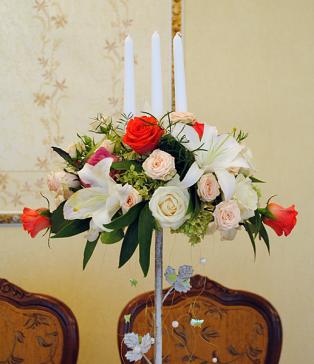 Букет на столе, украшение цветами