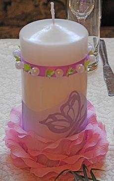 Свадебная свеча, декорированная лепестками роз.