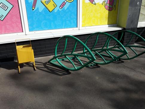 Парковка для велосипедів та дитячих колясок біля магазину Ранок
