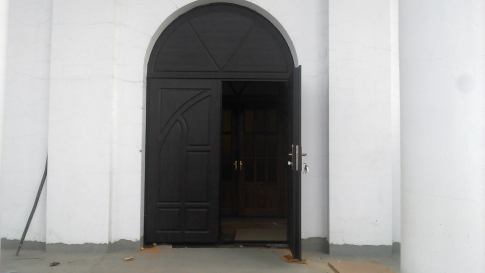 арочные двухстворчатые двери с МДФ накладками