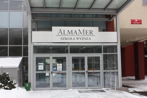 Университет ALMAMER в Варшаве был основан в 1995 году и является одним из старейших и крупнейших частных университетов в Польше.Студенты в ALMAMER могут изучать иностранные языки и проходить практику в Италии, Турции, Греции, Португалии,США, Испании и Египте.

Факультеты:
- экономика
- туризм и рекреация
- администрация 
- косметология
- физиотерапия