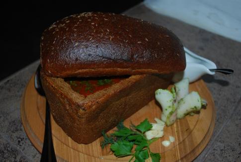 Борщ украинский в бородинском хлебе