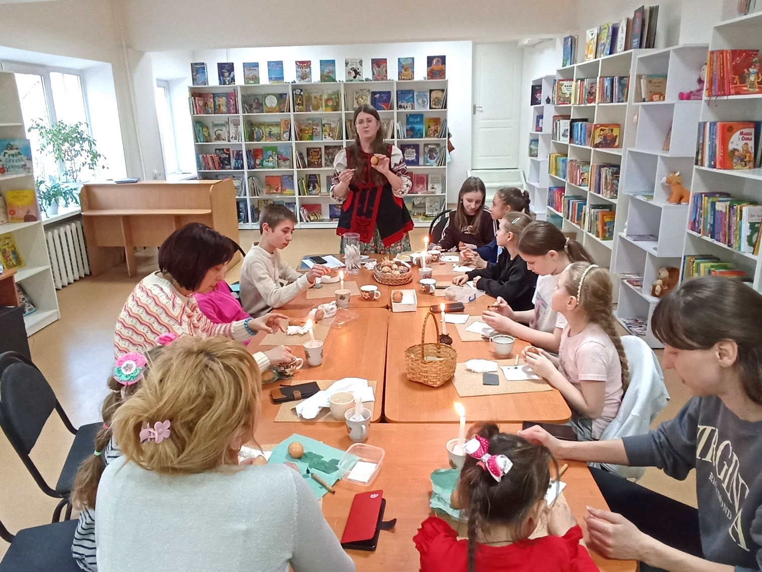 25 березня у нашій бібліотеці відбувся цікавий та пізнавальний майстер-клас із писанкарства.